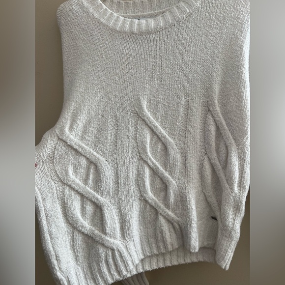 Hollister Cream Cozy Soft Casual Sweater - Picture 2 of 5